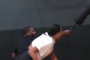 坎贝奇这身板，放在篮球界是独一份