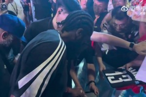 招人爱是有原因的❤哈登冒雨为场边球迷耐心签名，球迷高喊MVP