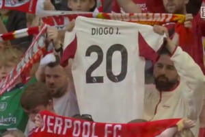 致敬若塔！安菲尔德全场高唱《你永远不会独行》！