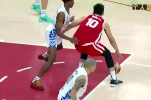 中国男篮最亮眼球员！王俊杰此前热身赛独得16分，风格独树一帜