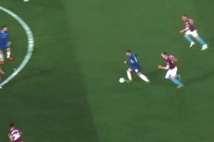 以前切尔西打不开局面，把球传给阿扎尔就完事了！