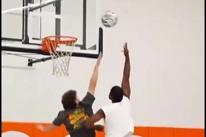 技术不会倒退！韦德单挑网红展现精湛背身技术！