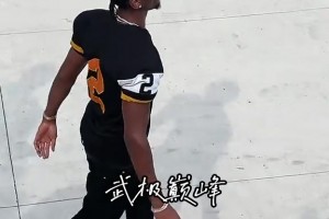 衣锦还乡！亚历山大带着总冠军奖杯回到加拿大