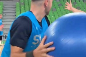 快成瘦子了！东契奇轻松备战欧锦赛，与队友玩起了瑜伽球&叠罗汉