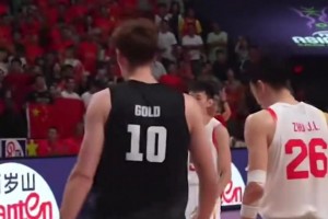 震撼🔥球迷场边记录下男篮亚洲杯半决赛 中国观众齐唱歌唱祖国